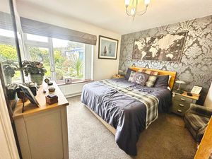 SEAVIEW ROAD - click for photo gallery